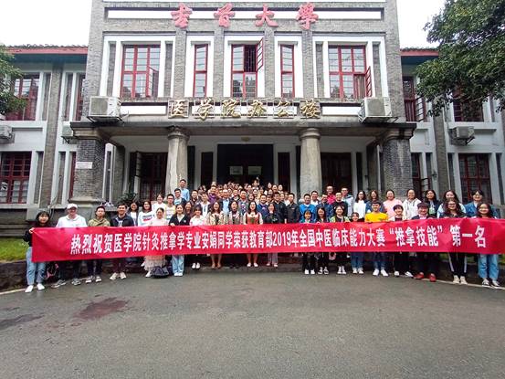 图2:澳门bet356体育在线官网在校员工热烈欢迎代表队载誉归来